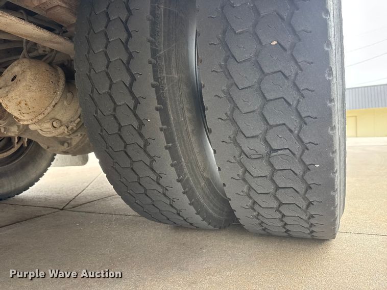 image for item ET1637 2002 Thomas Built Saf-T-Liner school bus