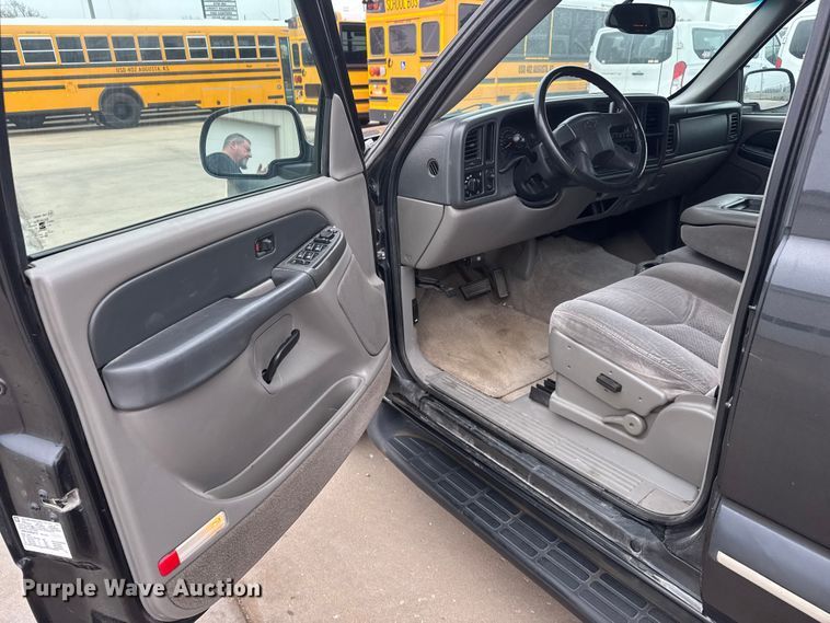 image for item ET1638 2003 Chevrolet Suburban 1500  SUV