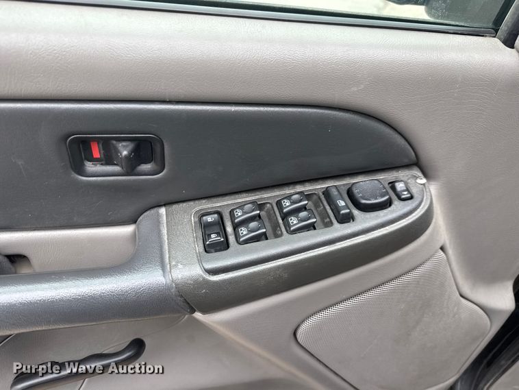 image for item ET1638 2003 Chevrolet Suburban 1500  SUV