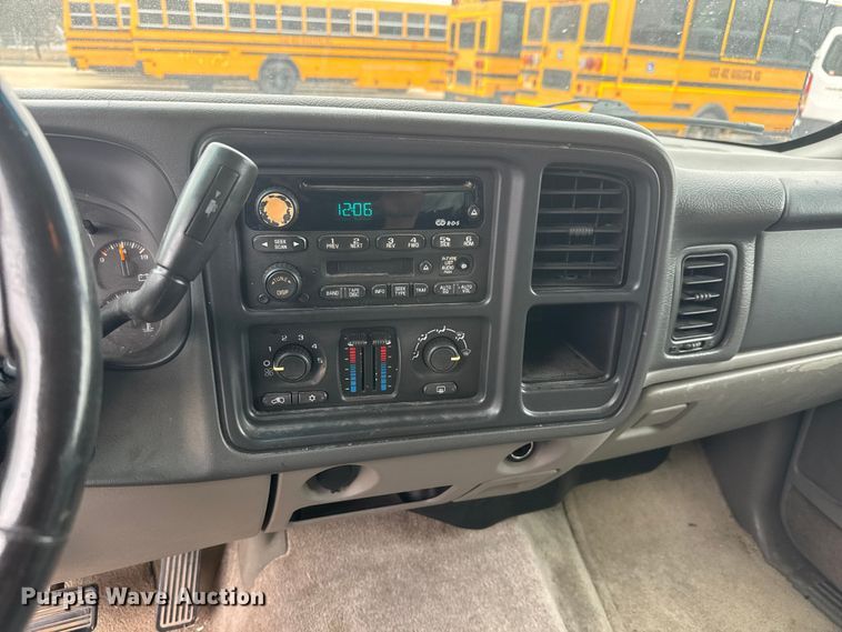 image for item ET1638 2003 Chevrolet Suburban 1500  SUV