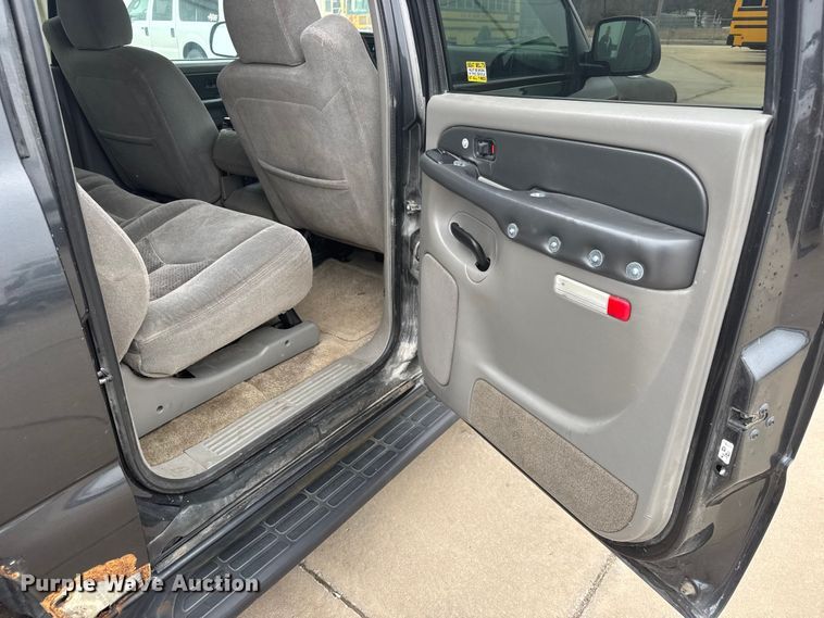 image for item ET1638 2003 Chevrolet Suburban 1500  SUV