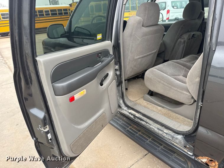 image for item ET1638 2003 Chevrolet Suburban 1500  SUV