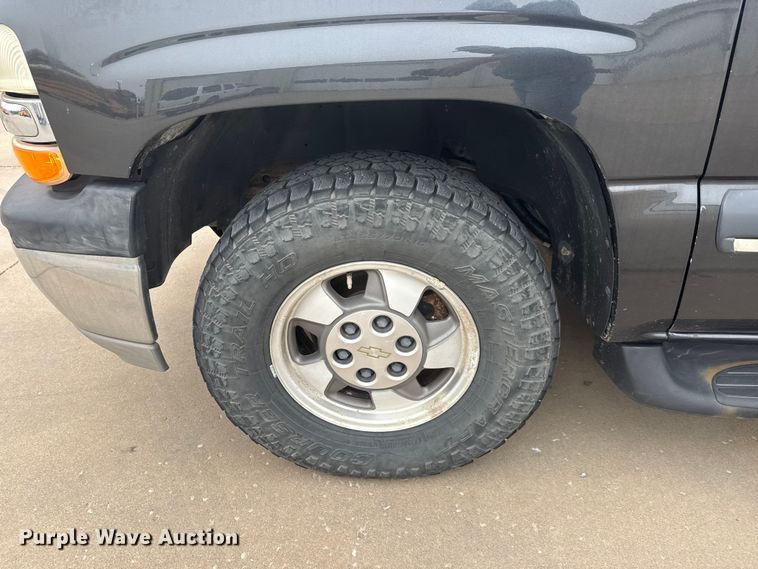 image for item ET1638 2003 Chevrolet Suburban 1500  SUV