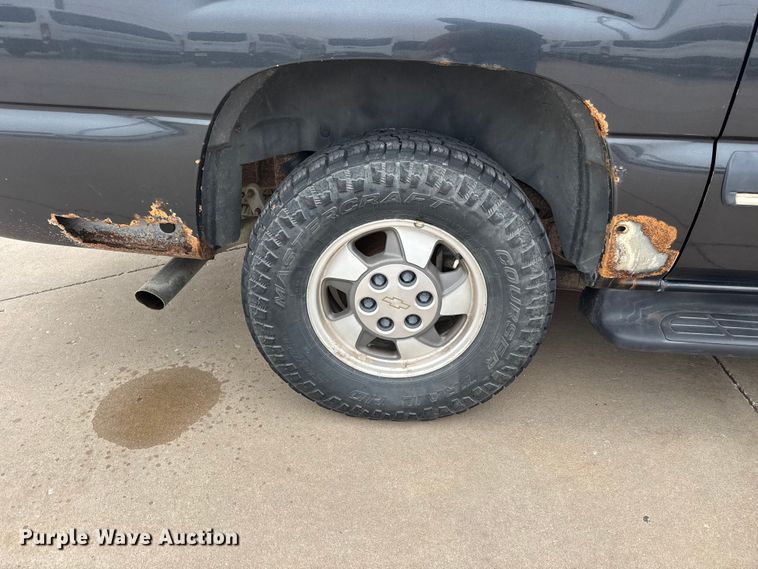 image for item ET1638 2003 Chevrolet Suburban 1500  SUV