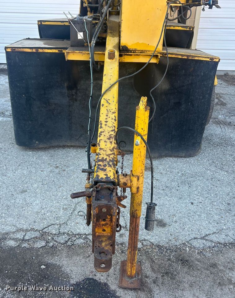 image for item ET6900 1977 Vermeer 665 stump grinder