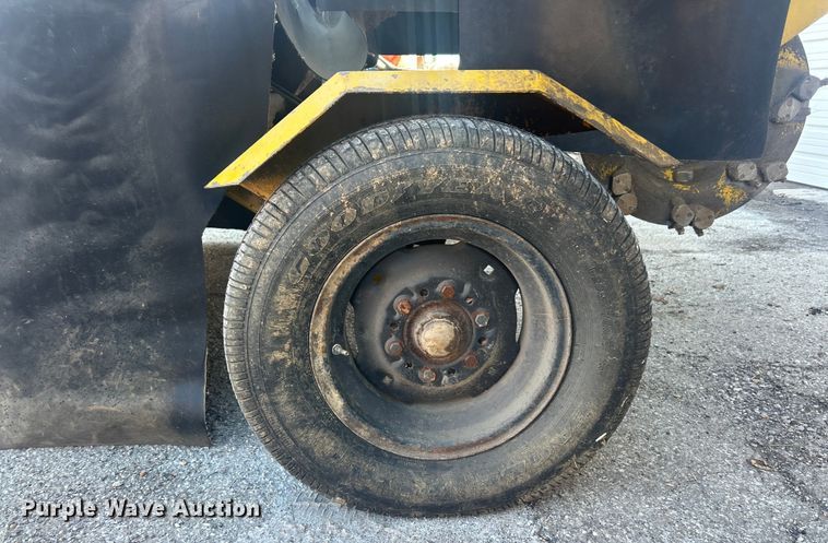 image for item ET6900 1977 Vermeer 665 stump grinder