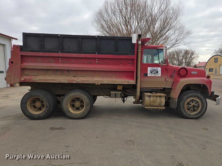 image for item EV5515 1991 Ford LT8000 dump truck