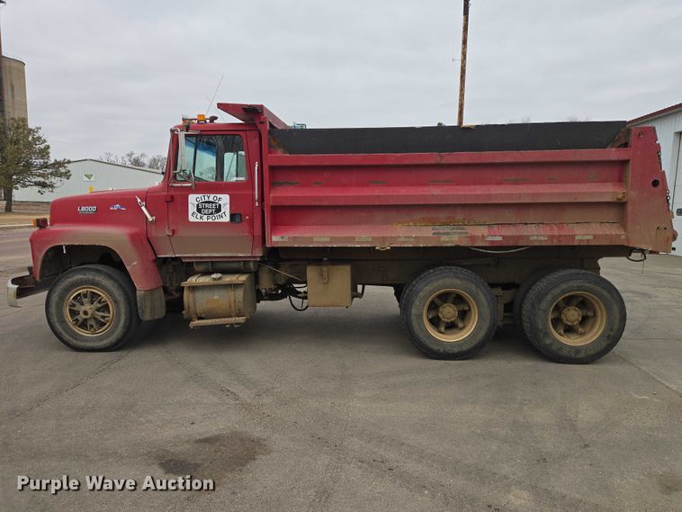 image for item EV5515 1991 Ford LT8000 dump truck