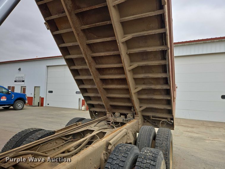 image for item EV5515 1991 Ford LT8000 dump truck
