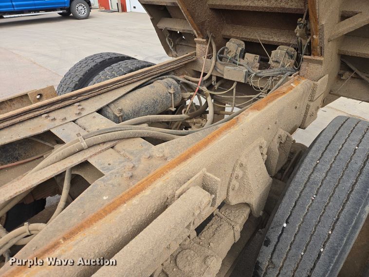 image for item EV5515 1991 Ford LT8000 dump truck