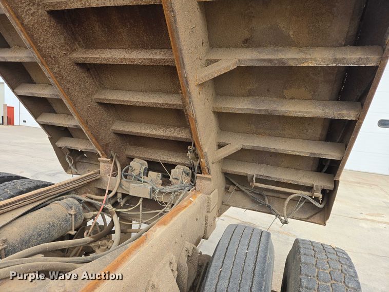 image for item EV5515 1991 Ford LT8000 dump truck