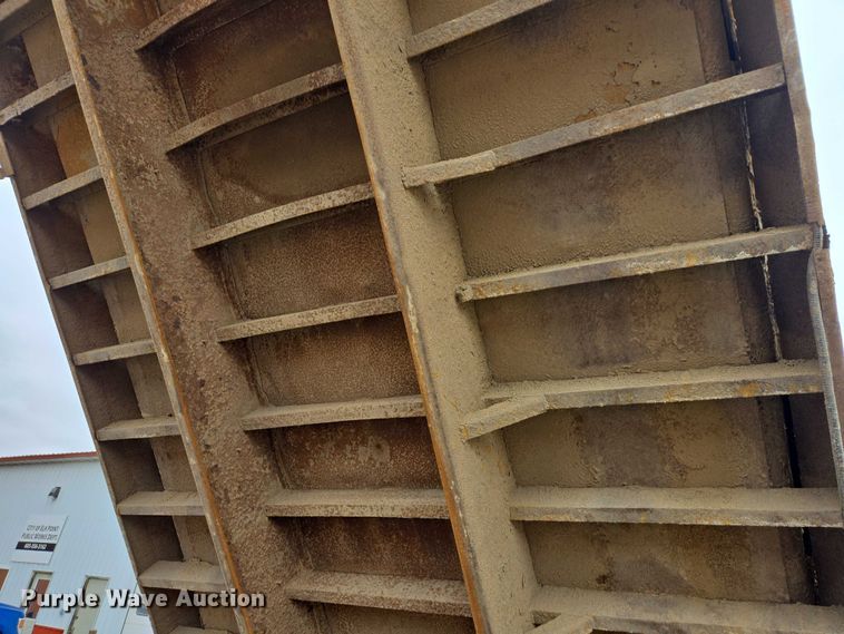 image for item EV5515 1991 Ford LT8000 dump truck