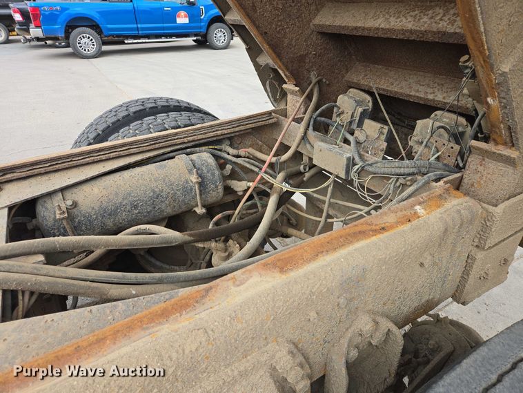 image for item EV5515 1991 Ford LT8000 dump truck