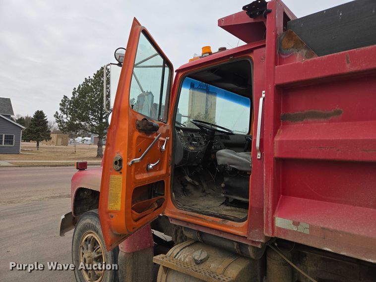 image for item EV5515 1991 Ford LT8000 dump truck