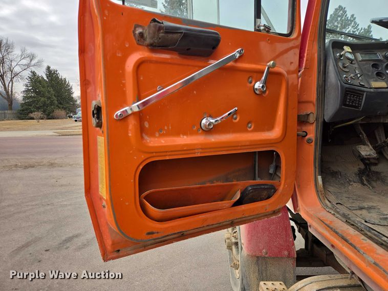 image for item EV5515 1991 Ford LT8000 dump truck