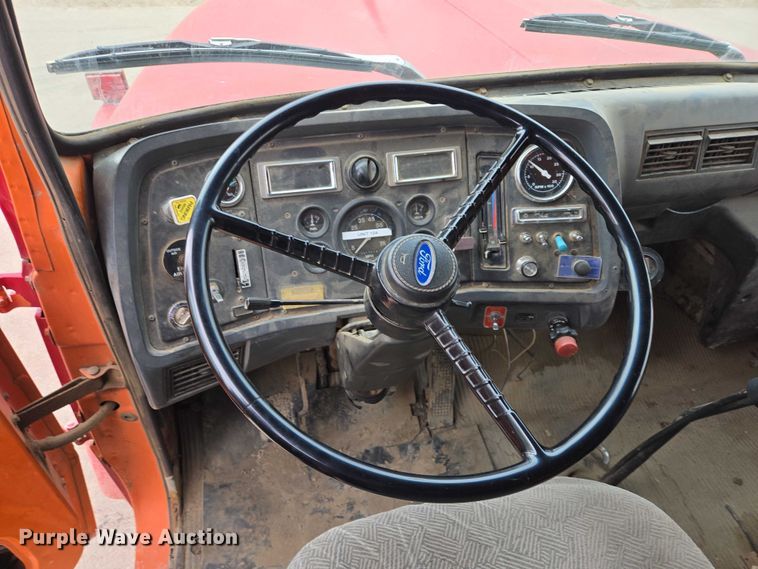 image for item EV5515 1991 Ford LT8000 dump truck