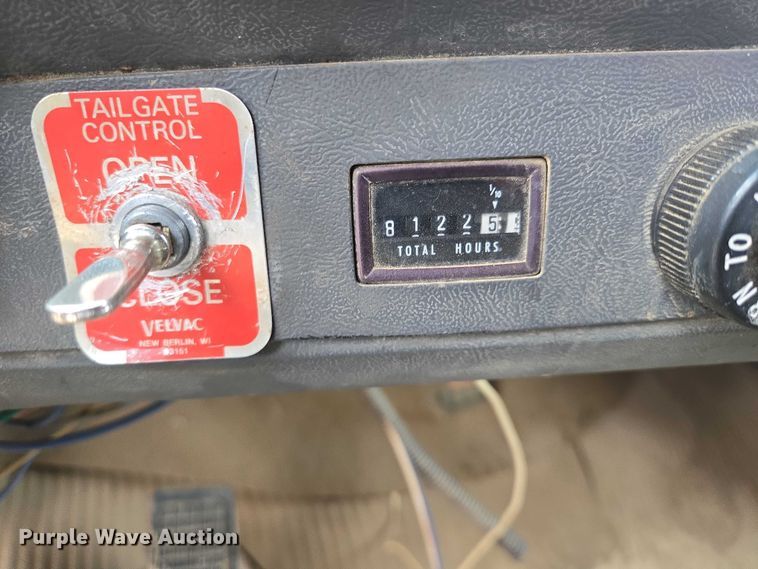 image for item EV5515 1991 Ford LT8000 dump truck