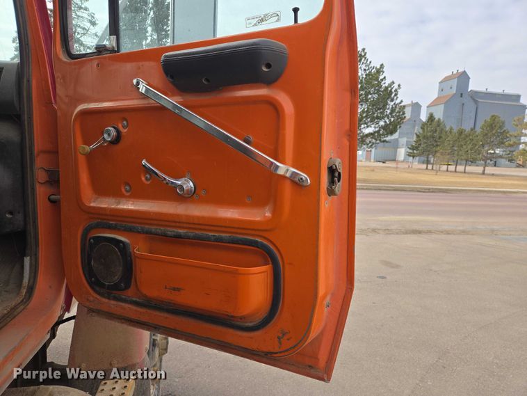 image for item EV5515 1991 Ford LT8000 dump truck