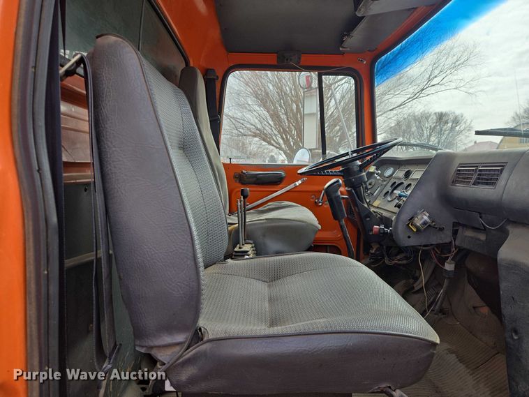 image for item EV5515 1991 Ford LT8000 dump truck
