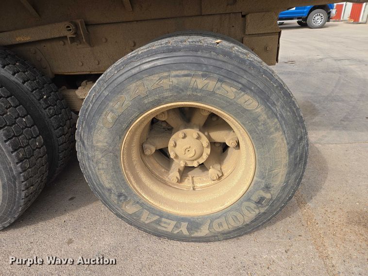 image for item EV5515 1991 Ford LT8000 dump truck