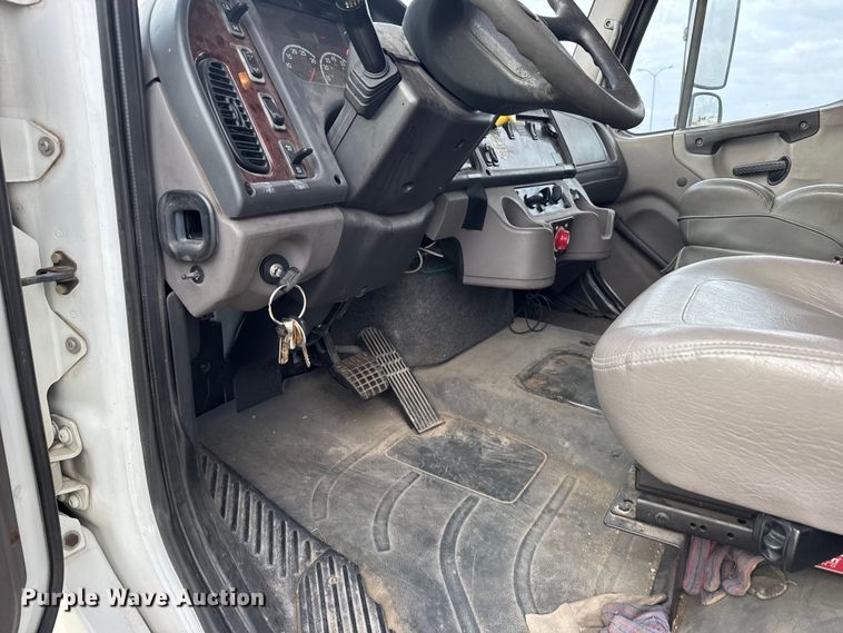 image for item FB0939 2008 Freightliner Business class M2 shuttle bus