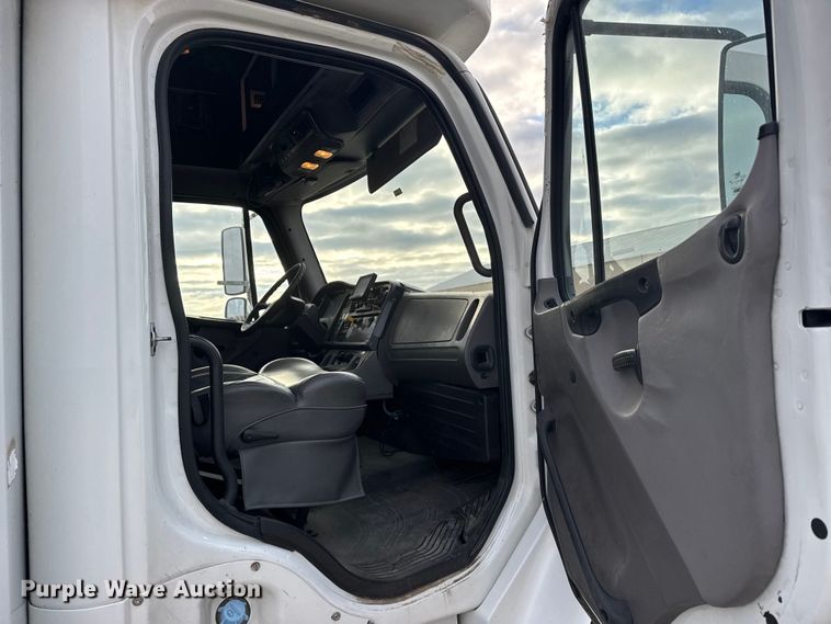 image for item FB0939 2008 Freightliner Business class M2 shuttle bus