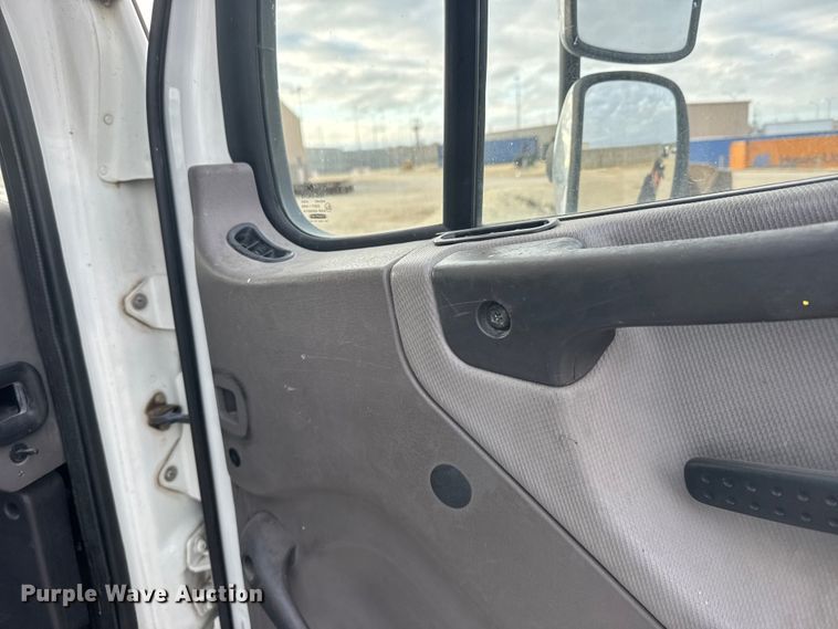 image for item FB0939 2008 Freightliner Business class M2 shuttle bus