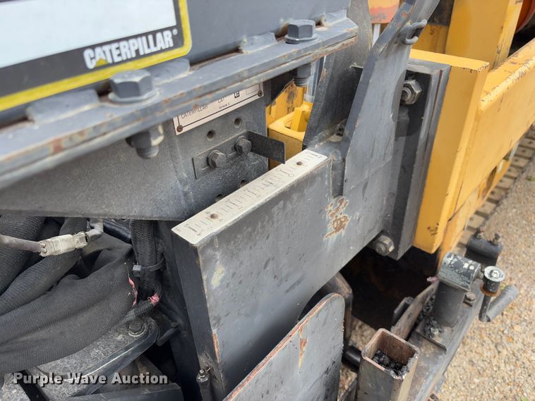 image for item FB3171 2001 Caterpillar AP-650B paver