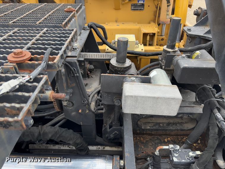 image for item FB3171 2001 Caterpillar AP-650B paver