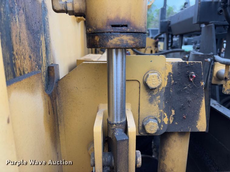 image for item FB3171 2001 Caterpillar AP-650B paver