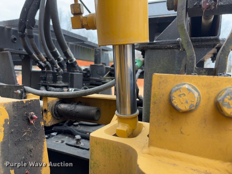 image for item FB3171 2001 Caterpillar AP-650B paver