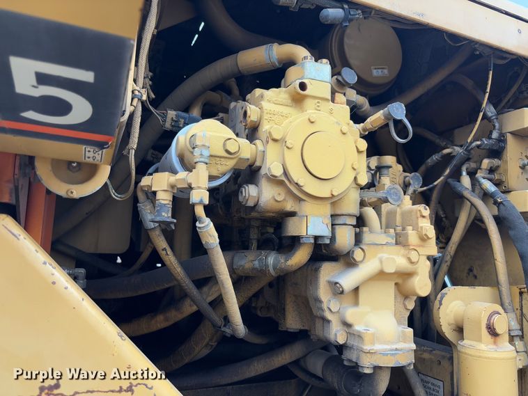 image for item FB3171 2001 Caterpillar AP-650B paver