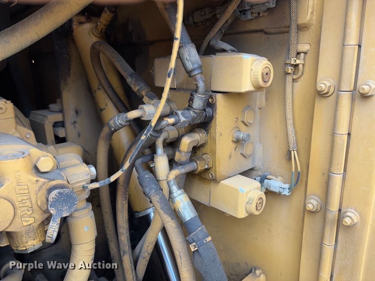 image for item FB3171 2001 Caterpillar AP-650B paver