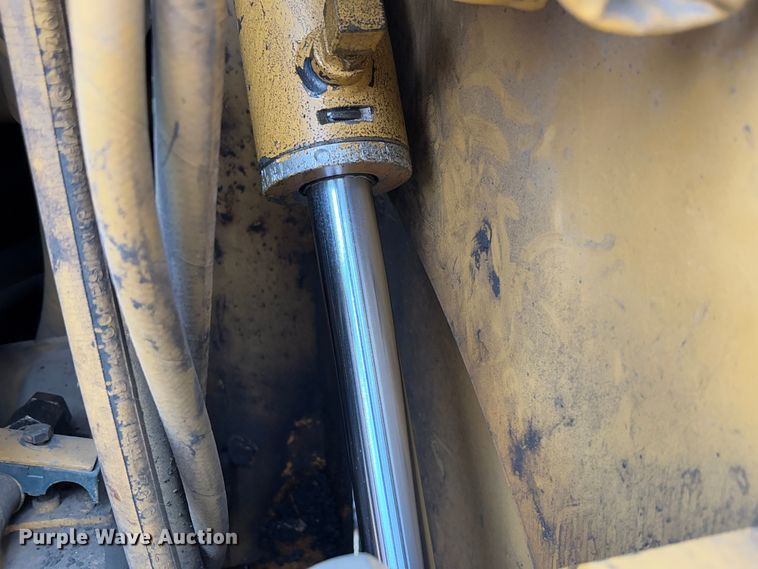 image for item FB3171 2001 Caterpillar AP-650B paver