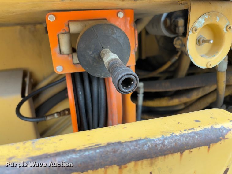 image for item FB3171 2001 Caterpillar AP-650B paver