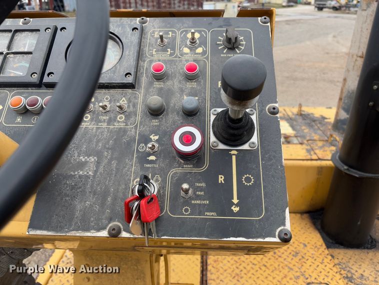 image for item FB3171 2001 Caterpillar AP-650B paver