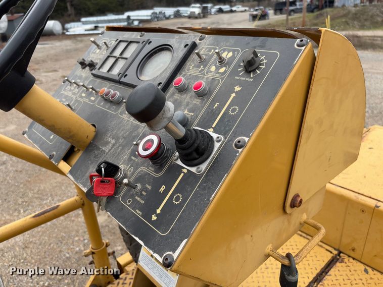 image for item FB3171 2001 Caterpillar AP-650B paver