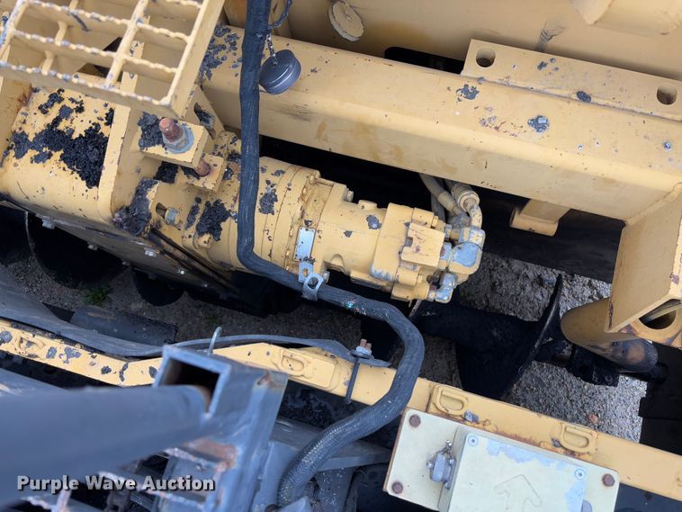 image for item FB3171 2001 Caterpillar AP-650B paver