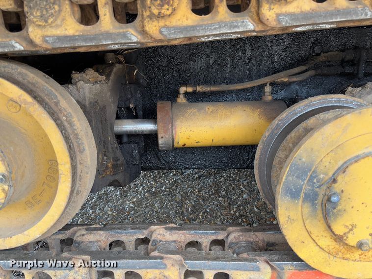 image for item FB3171 2001 Caterpillar AP-650B paver