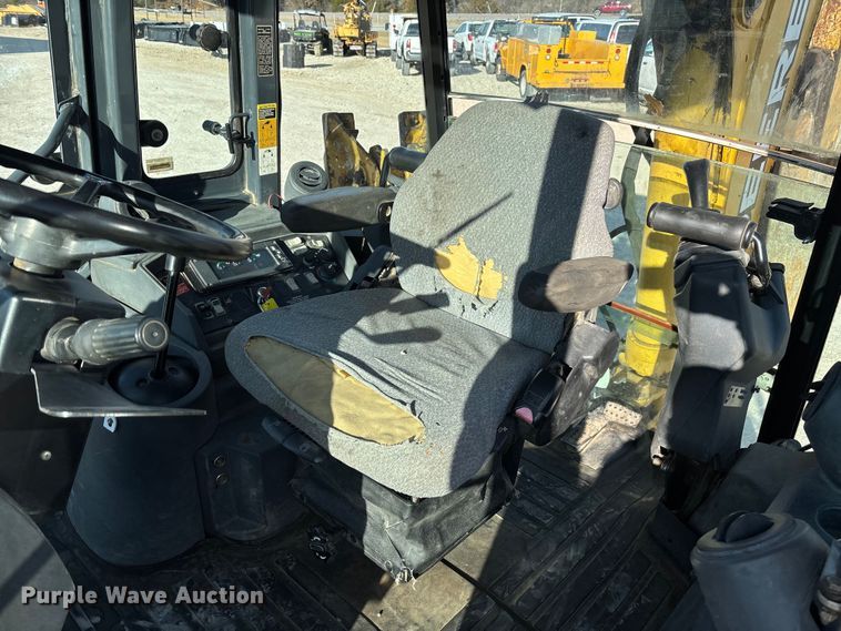 image for item FC1627 2005 John Deere 410G backhoe