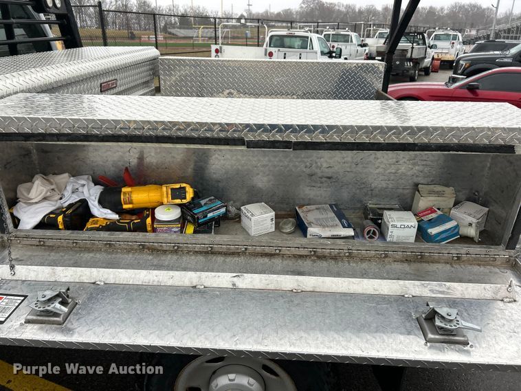 image for item FC5118 2008 Ford F250  Super Duty flatbed pickup truck