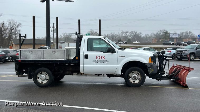 image for item FC5120 2006 Ford F250 Super Duty flatbed pickup truck