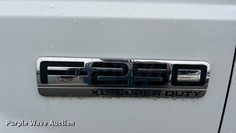 image for item FC5120 2006 Ford F250 Super Duty flatbed pickup truck