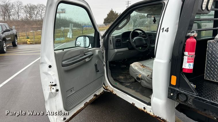 image for item FC5120 2006 Ford F250 Super Duty flatbed pickup truck