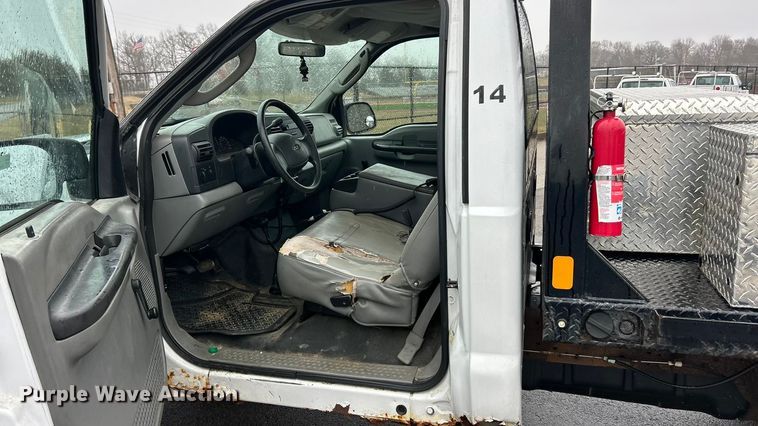 image for item FC5120 2006 Ford F250 Super Duty flatbed pickup truck