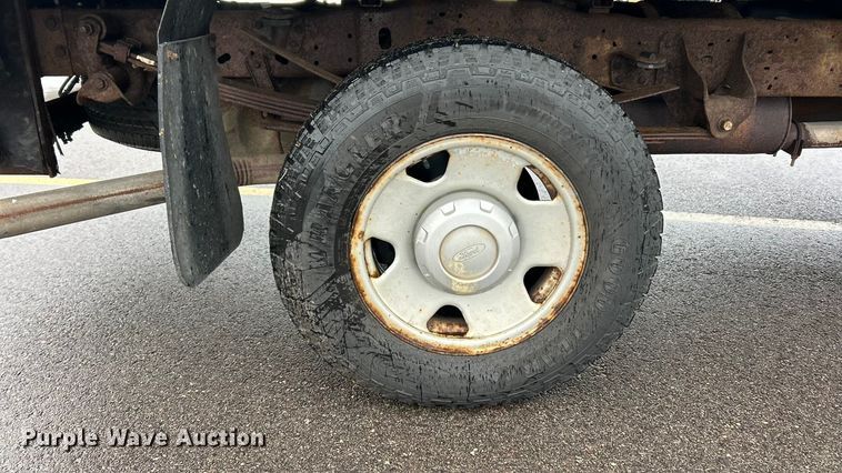 image for item FC5120 2006 Ford F250 Super Duty flatbed pickup truck