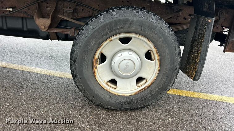 image for item FC5120 2006 Ford F250 Super Duty flatbed pickup truck