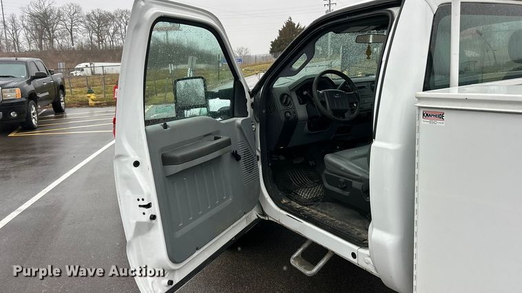 image for item FC5121 2016 Ford F250 Super Duty utility bed pickup truck