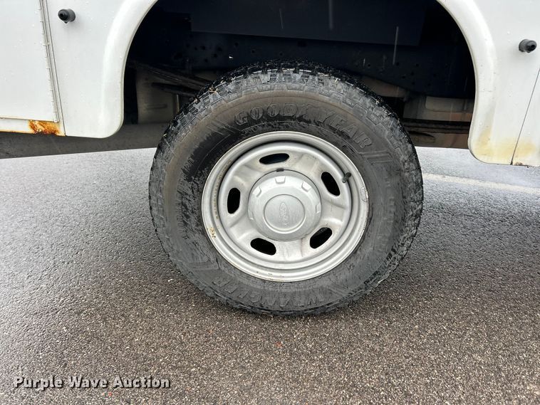 image for item FC5121 2016 Ford F250 Super Duty utility bed pickup truck