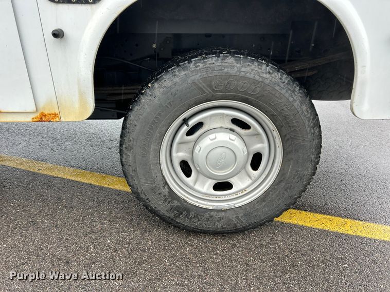 image for item FC5121 2016 Ford F250 Super Duty utility bed pickup truck